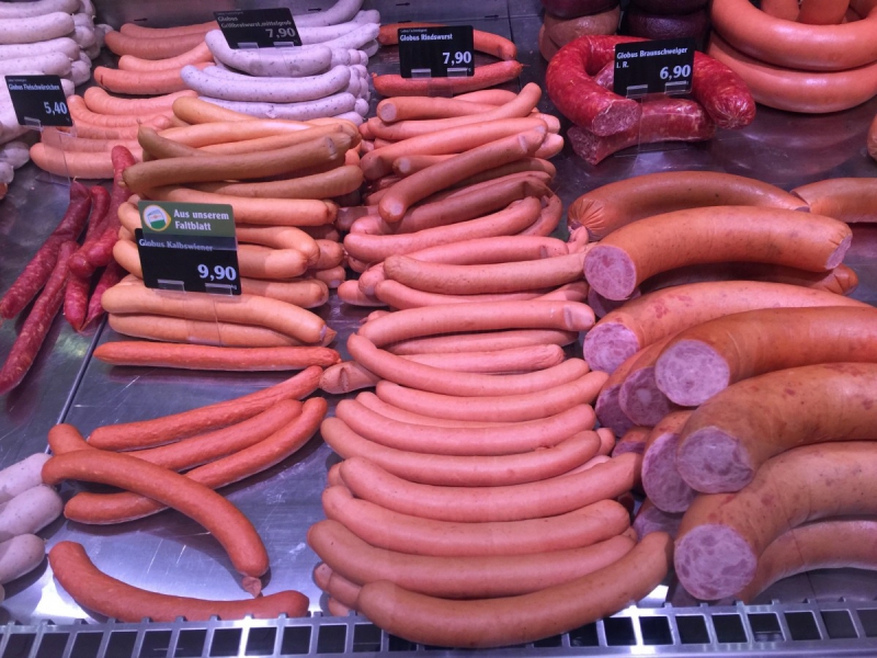 charcuterie-TOURETTE DU CHATEAU-min_sausages_meat_butchery-1069321